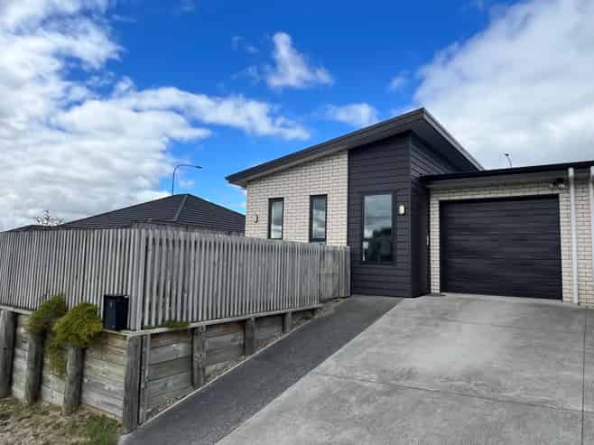 4 Rocky Road, Huntington