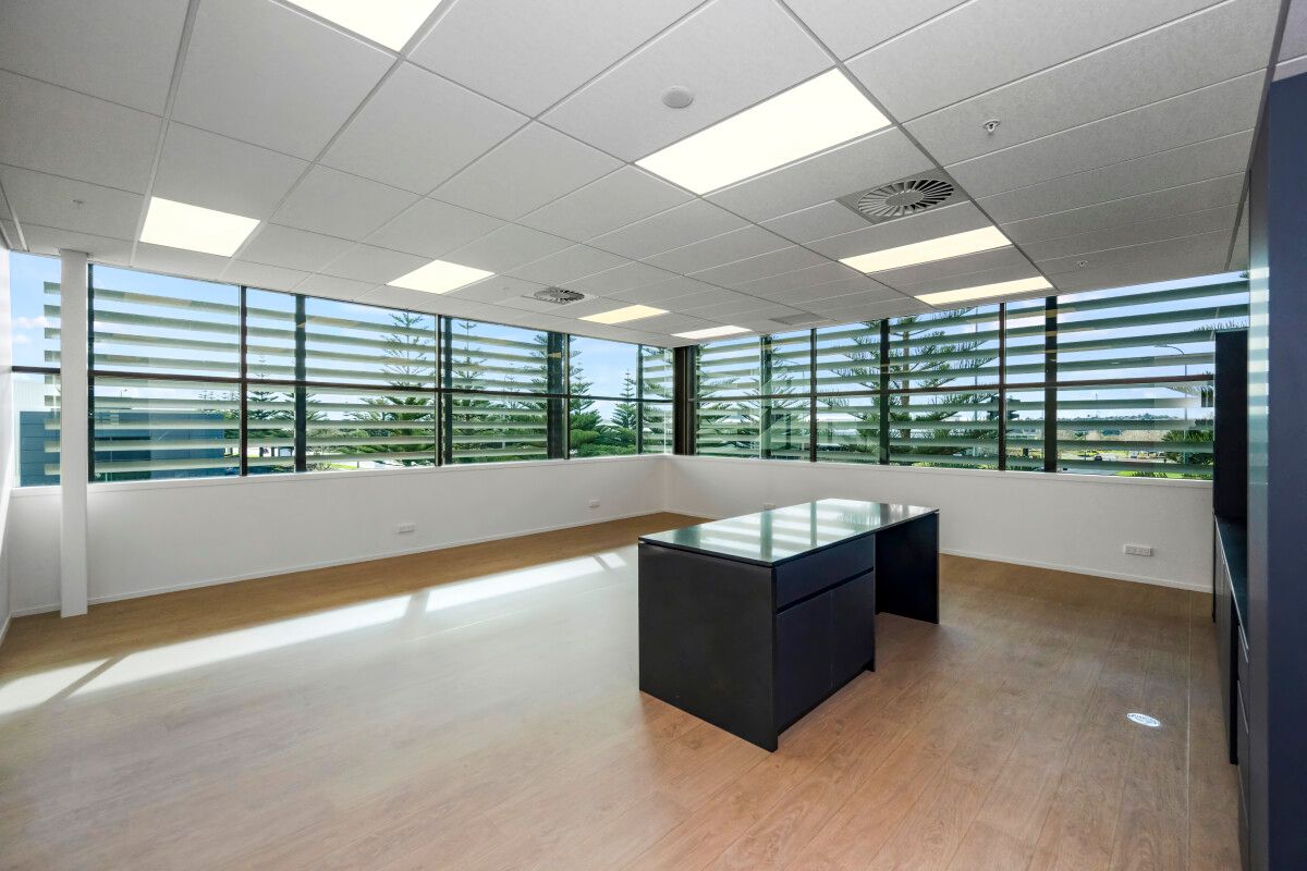 Newly Fitted Road Front Office - Cost Effective - Όψη 2