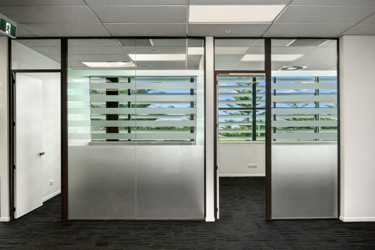 Newly Fitted Road Front Office - Cost Effective - Περισσότερα