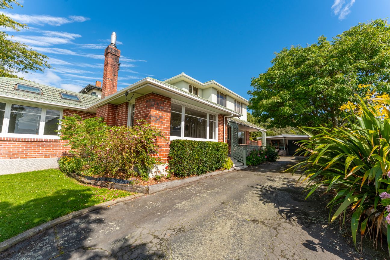 Generous Family Home - Ideal Location - Widok 2