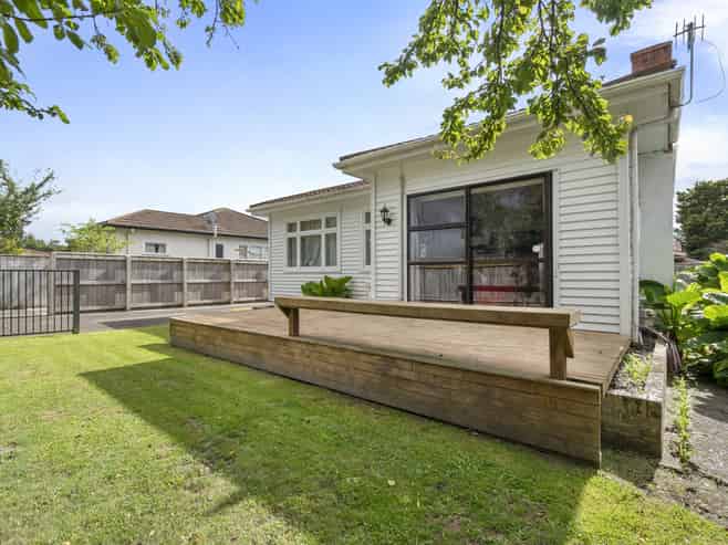 65 Botanical Road, Takaro