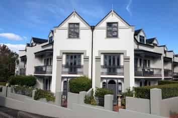 14/177 Hurstmere Road, Takapuna