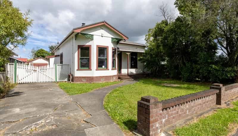 6 Worcester Street, West End