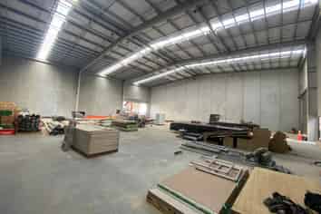 Versatile Warehouse - Container Friendly & Ample Car Parking