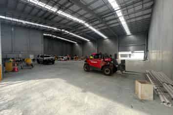 Versatile Warehouse - Container Friendly & Ample Car Parking