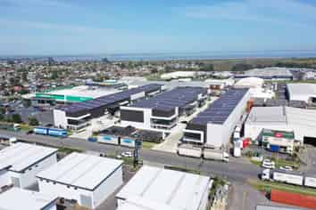 Versatile Warehouse - Container Friendly & Ample Car Parking