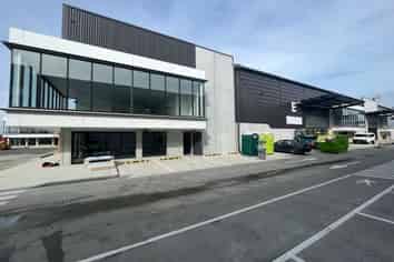 Versatile Warehouse - Container Friendly & Ample Car Parking