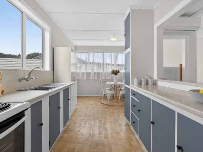 16 Hodgins Grove, Naenae