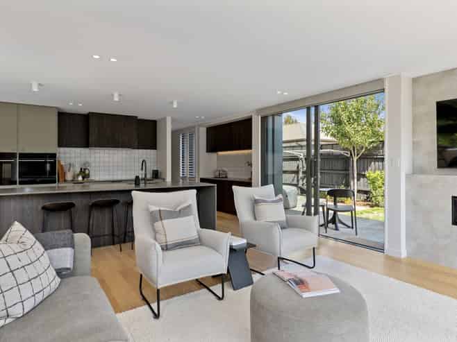 2/105 Tomes Road, Saint Albans