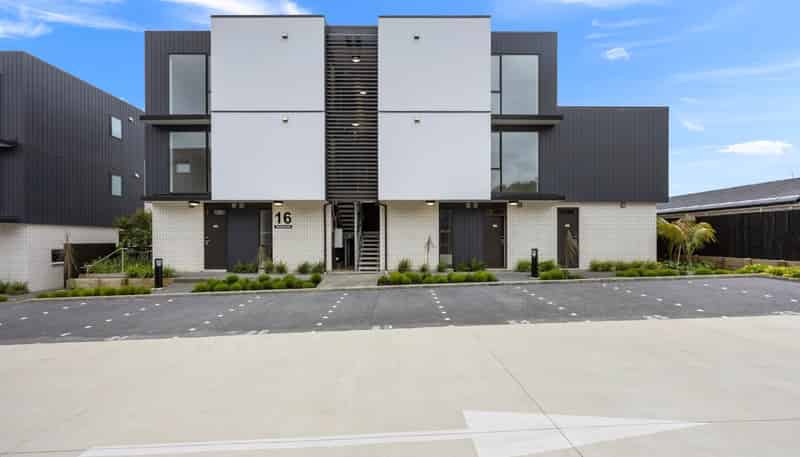 4/16 Treasure Lane, Te Atatu South
