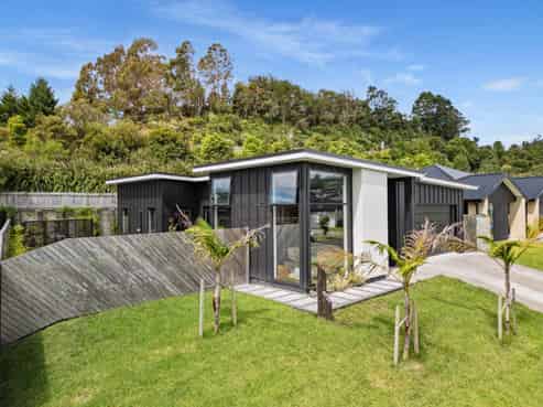 39 Pakanga Grove, Pyes Pa