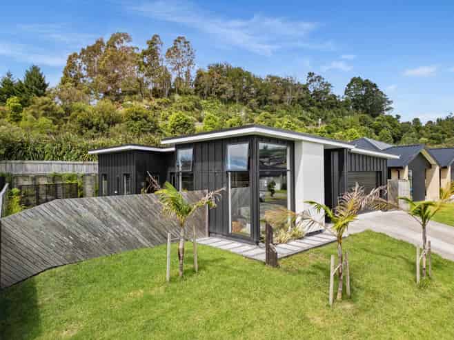 39 Pakanga Grove, Pyes Pa