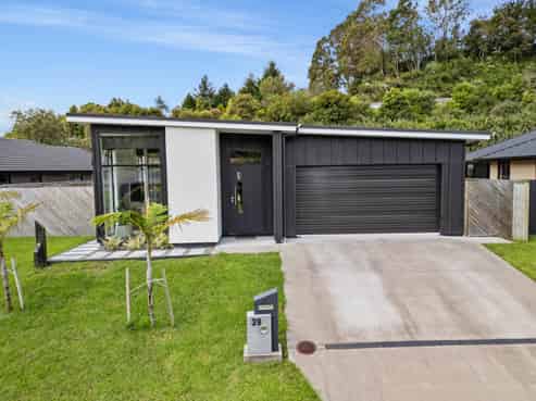 39 Pakanga Grove, Pyes Pa