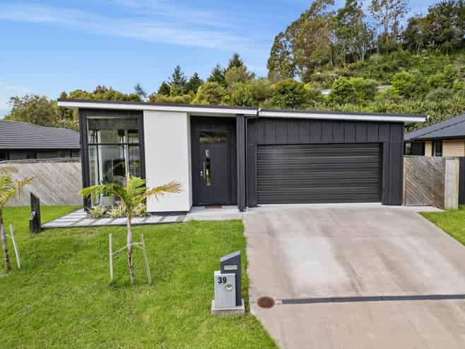 39 Pakanga Grove, Pyes Pa