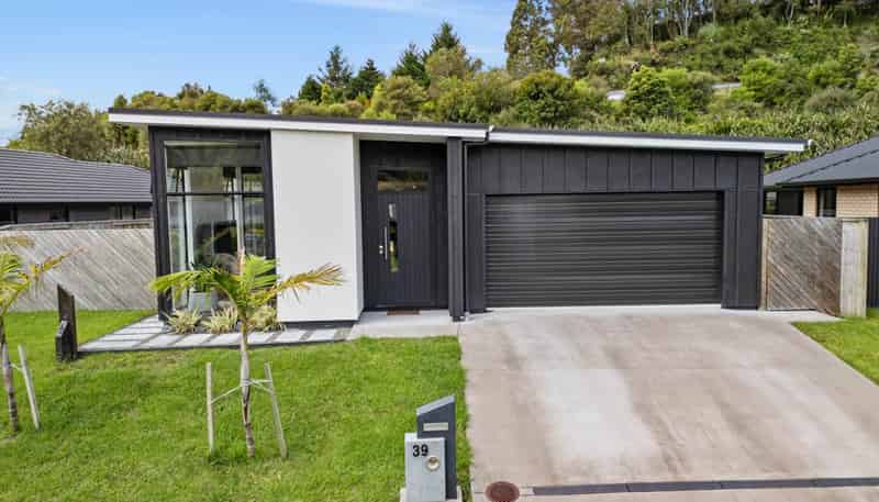 39 Pakanga Grove, Pyes Pa