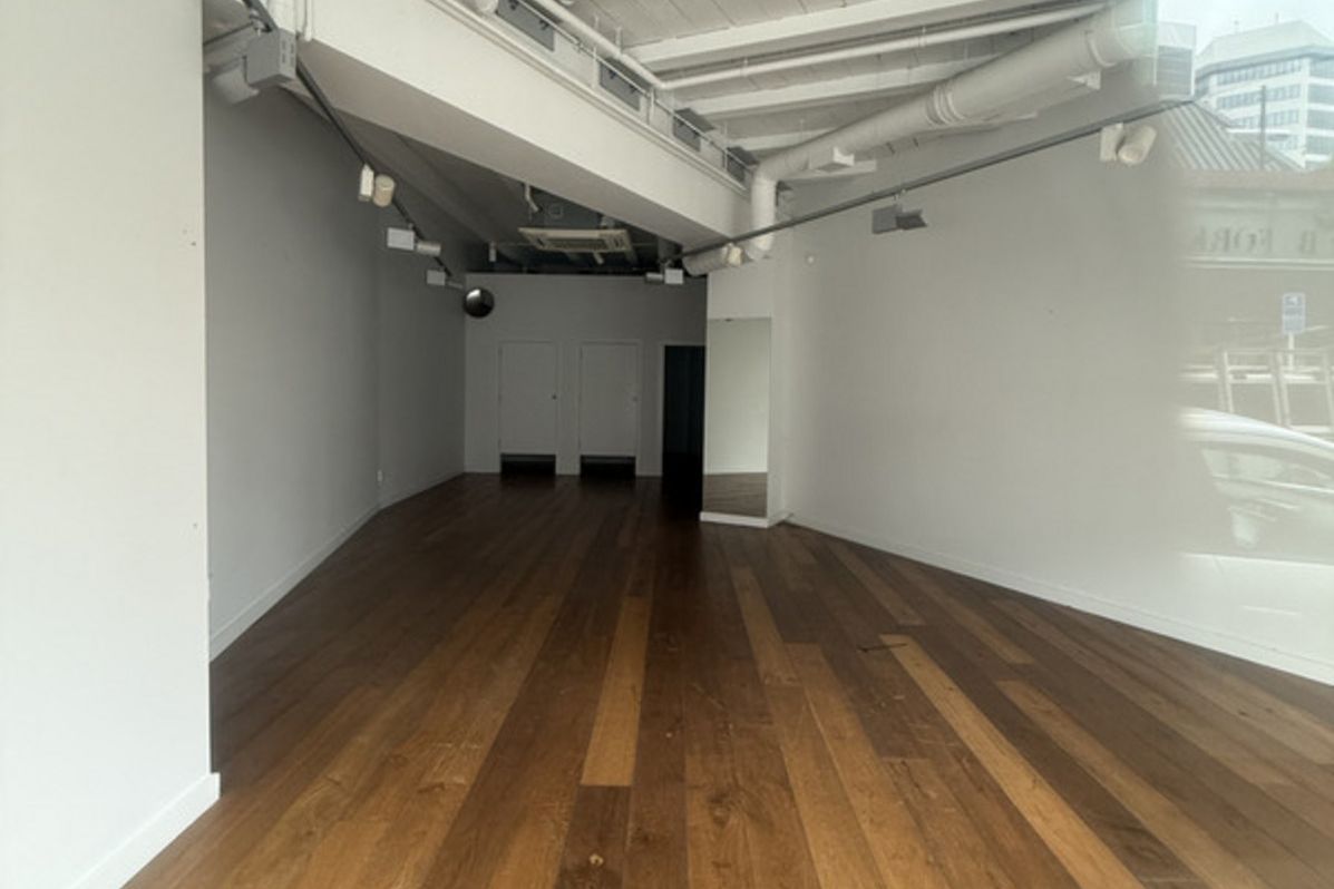 Retail space with wide frontage - Vista 4