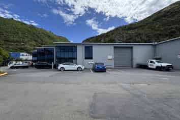 Large warehouse/office in Ngauranga