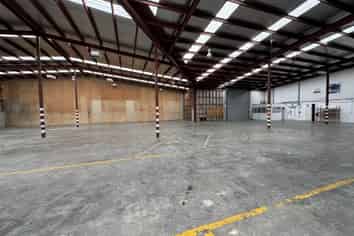 Large warehouse/office in Ngauranga