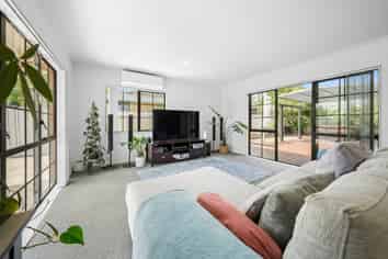 8 John Lister Close, Golflands