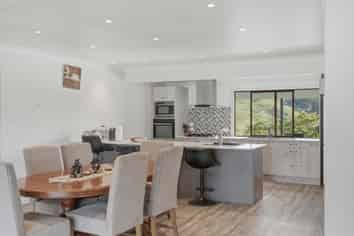 1214 Oruru Road, Peria