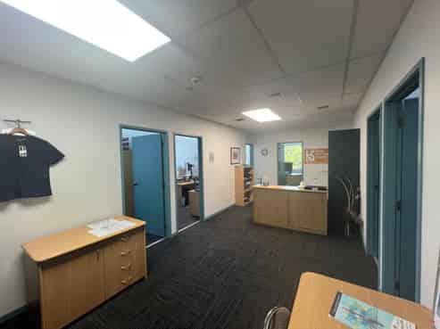 QUALITY FIRST FLOOR WITH LIFT ACCESS 
