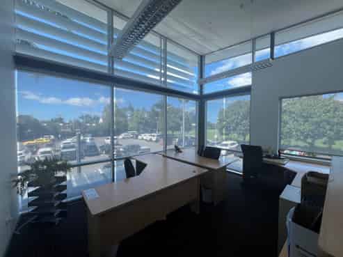 QUALITY FIRST FLOOR WITH LIFT ACCESS 
