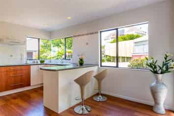 2/6 Honeysuckle Ln, Mairangi Bay