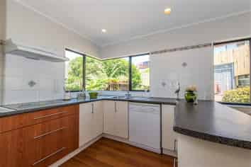 2/6 Honeysuckle Ln, Mairangi Bay