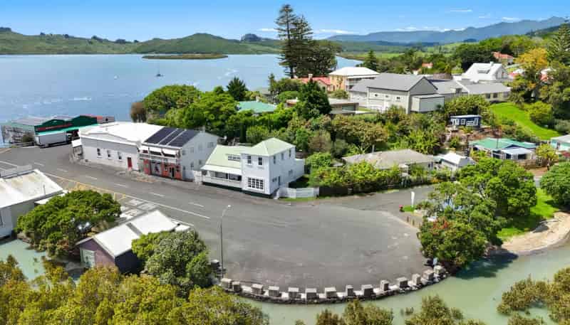 4 Russell Esplanade, Rawene