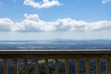 5 Brabant Road, Waiatarua