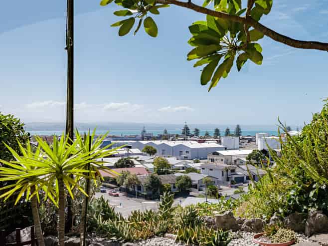 156 Battery Road, Bluff Hill