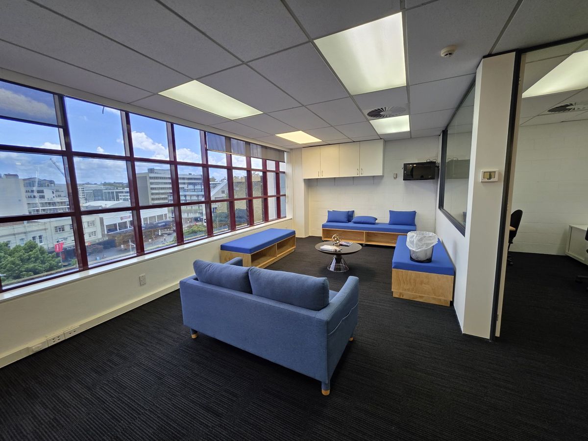 Elevated Newmarket corporate workspace - Widok 5