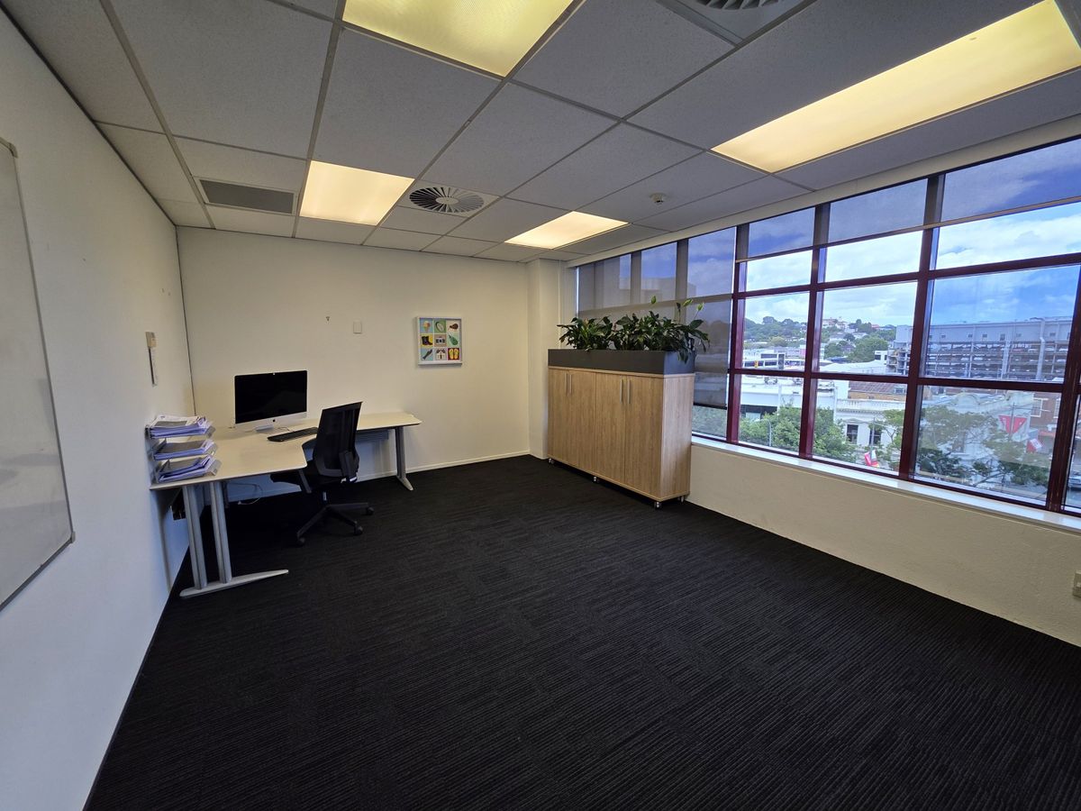 Elevated Newmarket corporate workspace - Widok 6