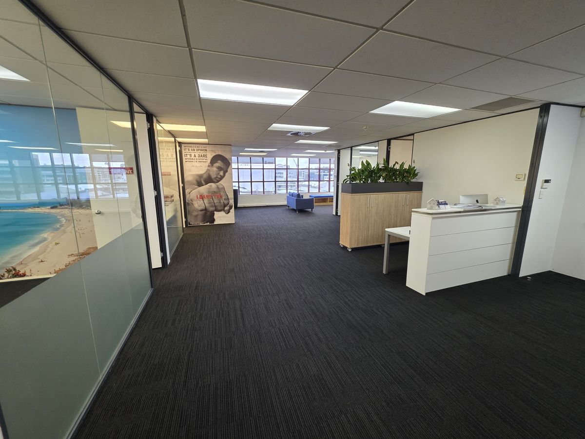 Elevated Newmarket corporate workspace - Widok 4