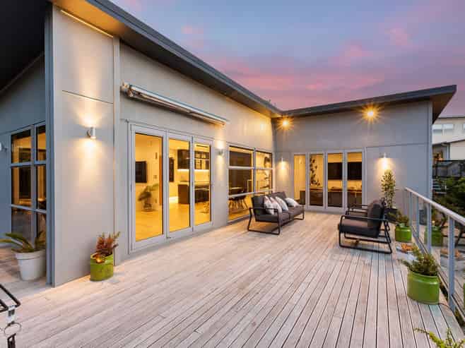 302 Paremata Road, Whitby