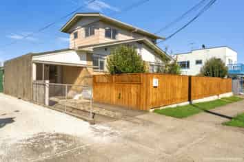 1/4 Maitland Avenue, Stoke