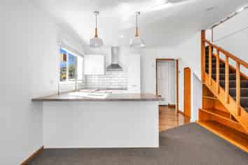 1/4 Maitland Avenue, Stoke