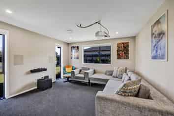 10 Mercade Close, Stratford