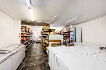 SHOP IN MT ALBERT TOWN CENTRE
