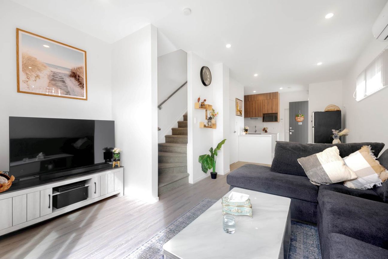 Near-New • Modern • Move-in Ready - Ansicht 3