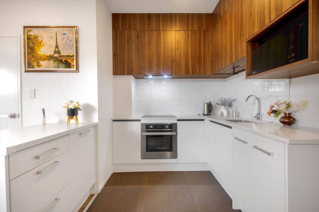 Near-New • Modern • Move-in Ready - Ansicht 2