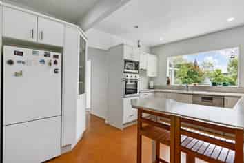 8 Lookout Drive, Laingholm