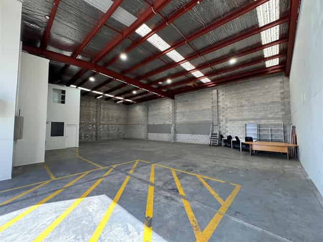 CBRE | Versatile Unit with Container Capability