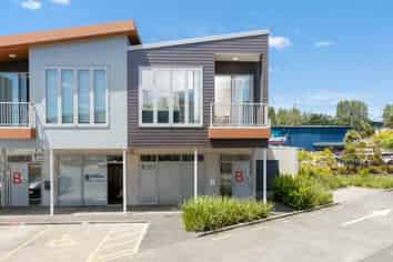 MODERN STUDIO / OFFICE / CLASSROOM
