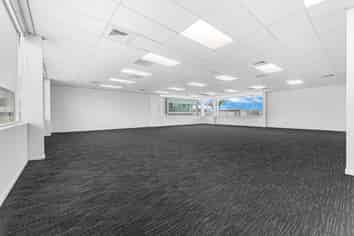 HUGE RENT FREE INCENTIVE 179M² APOLLO OFFICE
