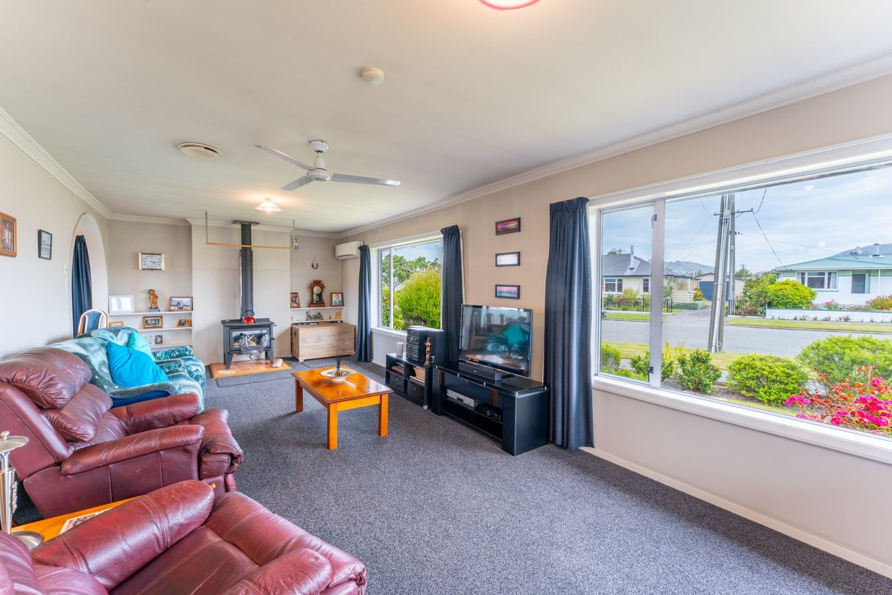 Residential home + 3 car garaging – pohled 2