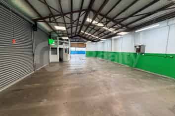 Central & Secure Showroom/Warehouse Opportunity