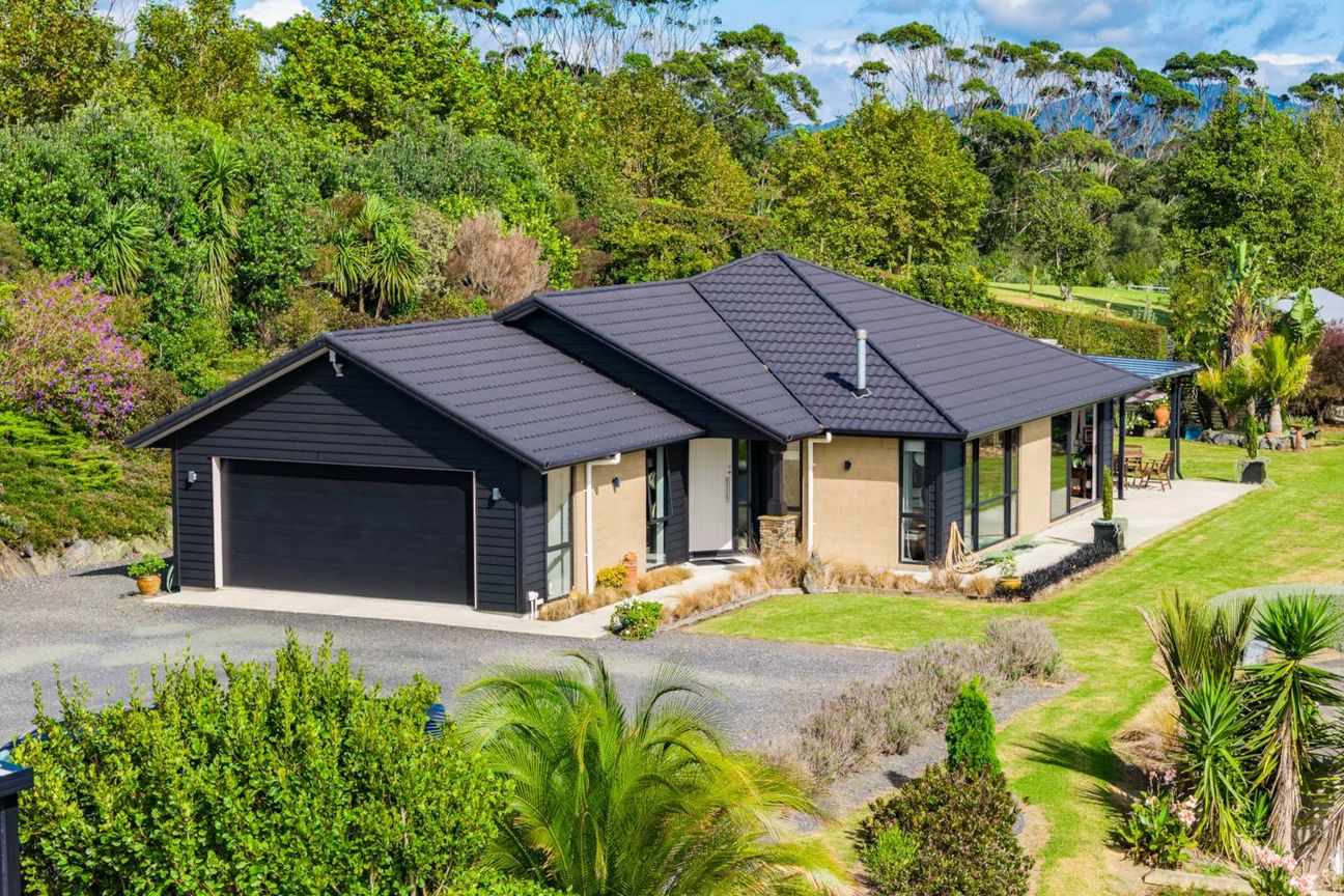 Private Retreat with Stunning Sea Views - Flere
