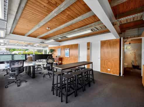 SUPERB COSMOPOLITAN WORK AND LIVE
