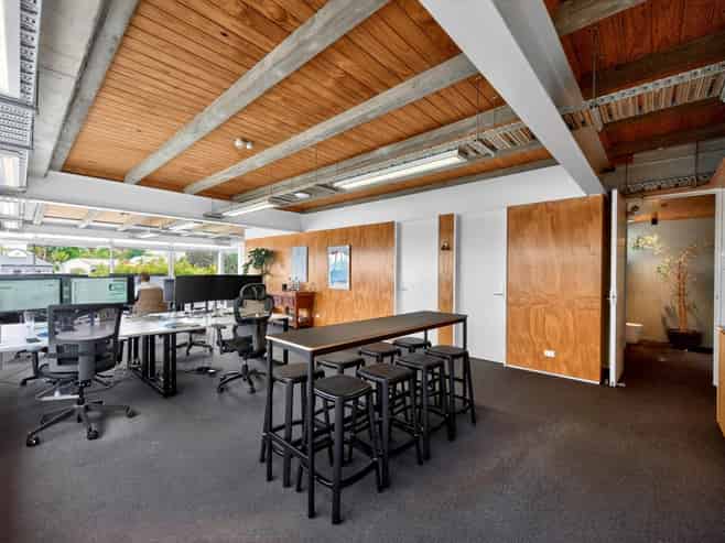 SUPERB COSMOPOLITAN WORK AND LIVE
